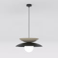 Hanglamp met zwarte en beige metalen schijven en een witte glazen bol aan een dunne zwarte stang