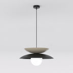 Hanglamp met zwarte en beige metalen schijven en een witte glazen bol aan een dunne zwarte stang