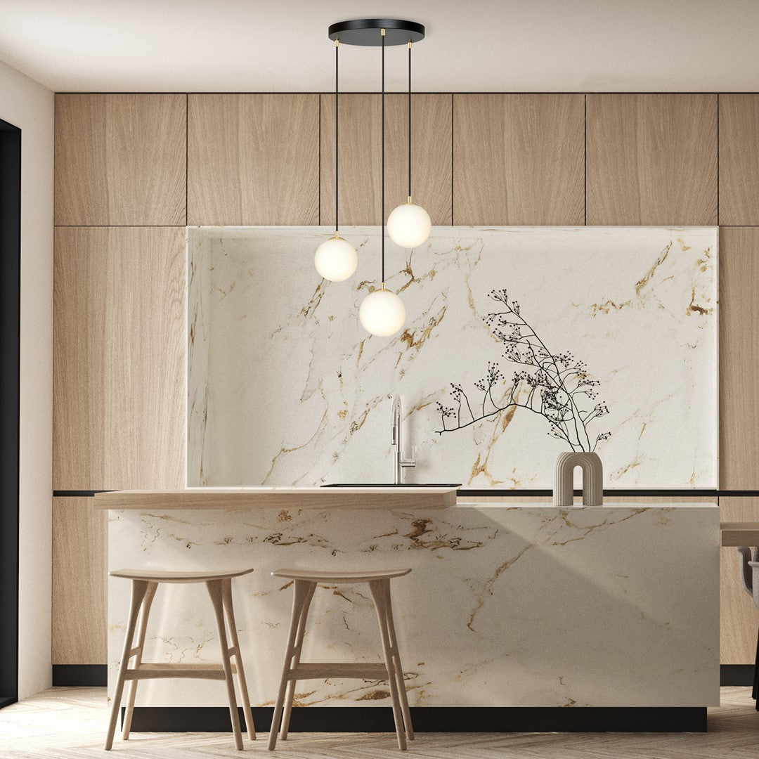 Hanglamp 3 lichts gepoedercoat staal en glas retro zwart met goud, witte glazen kappen Ø 14 cm