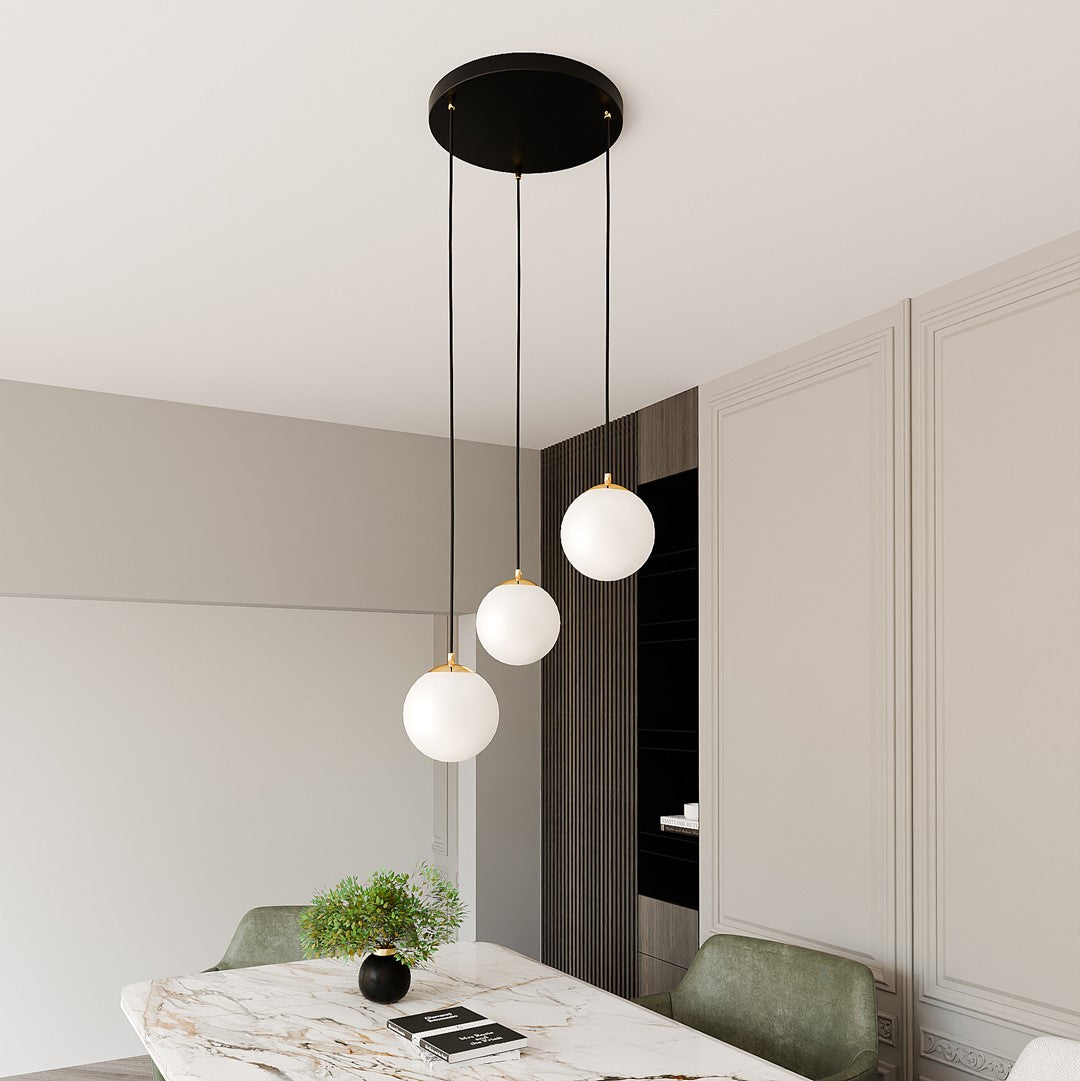 Hanglamp 3 lichts gepoedercoat staal en glas retro zwart met goud, witte glazen kappen Ø 14 cm