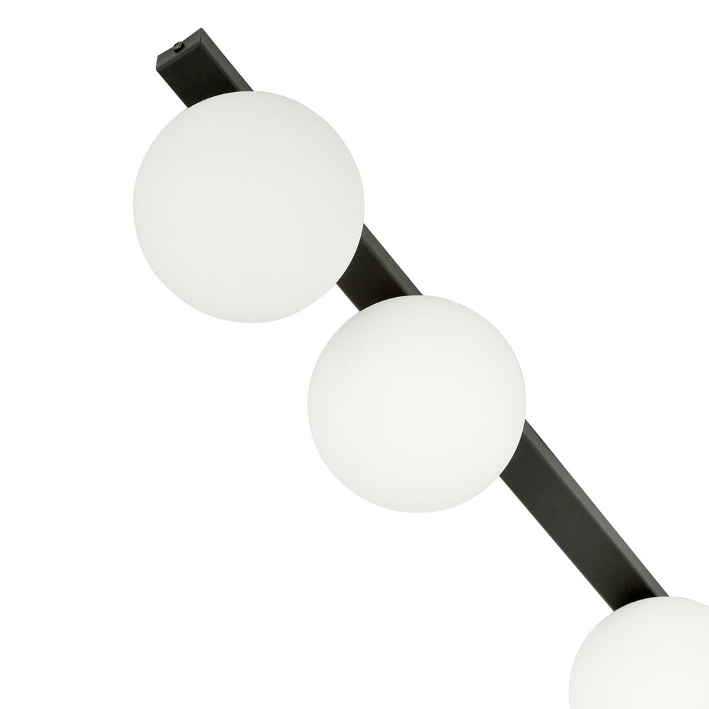 Plafondlamp gepoedercoat staal en glas Fit zwart met witte glazen kappen, 3 lichtpunten E14, 70 cm breed