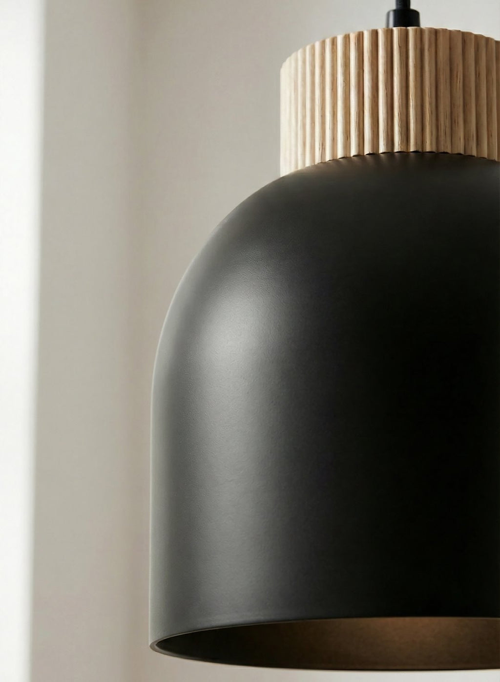 Hanglamp gepoedercoat staal en hout, Scandinavisch, model Kru, zwart, 3 fittingen E27, verstelbare hoogte