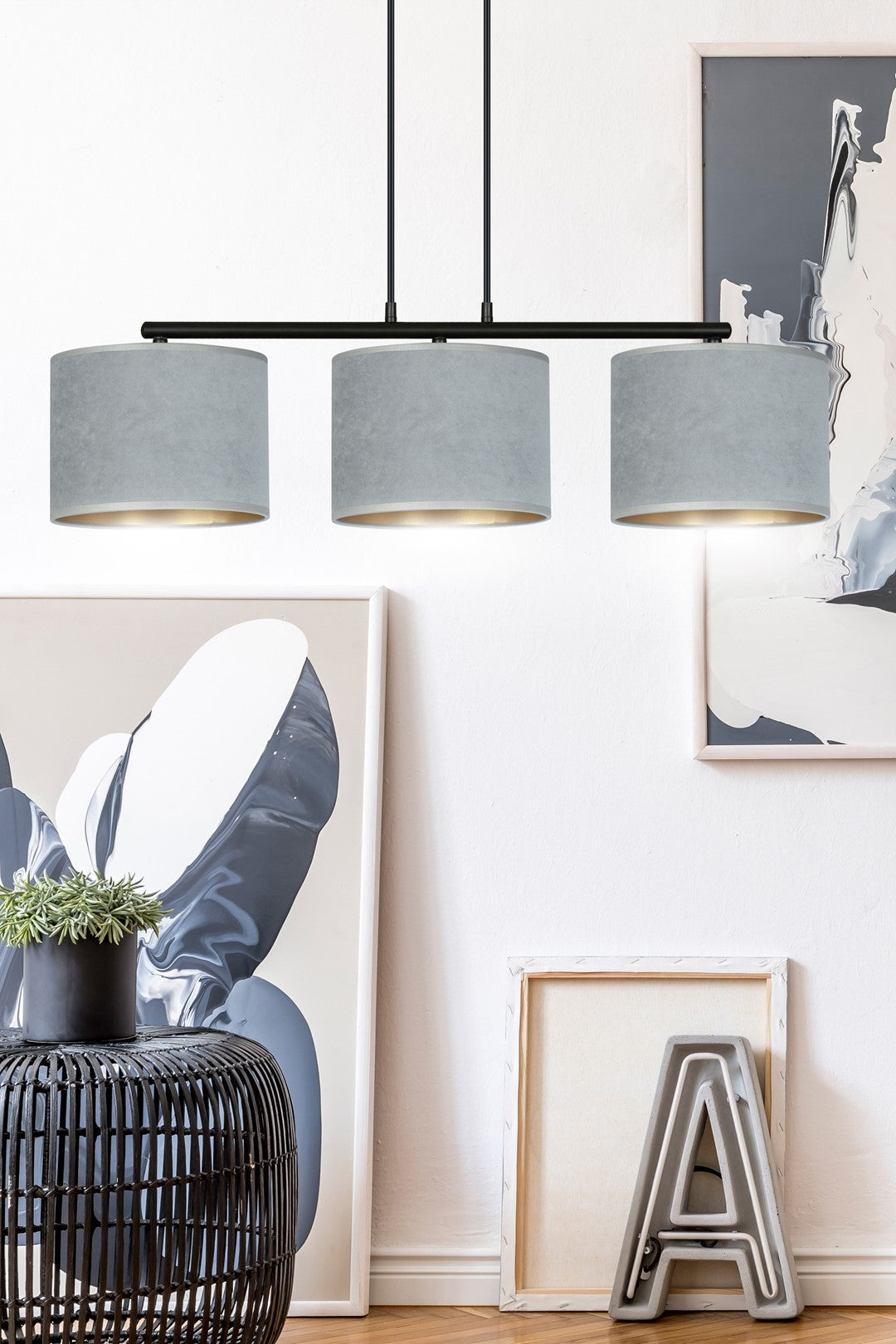 Hanglamp gepoedercoat staal en stof Hilde, minimalistisch, zwart met grijze kappen, 72 x 100 cm, 3 lichtpunten