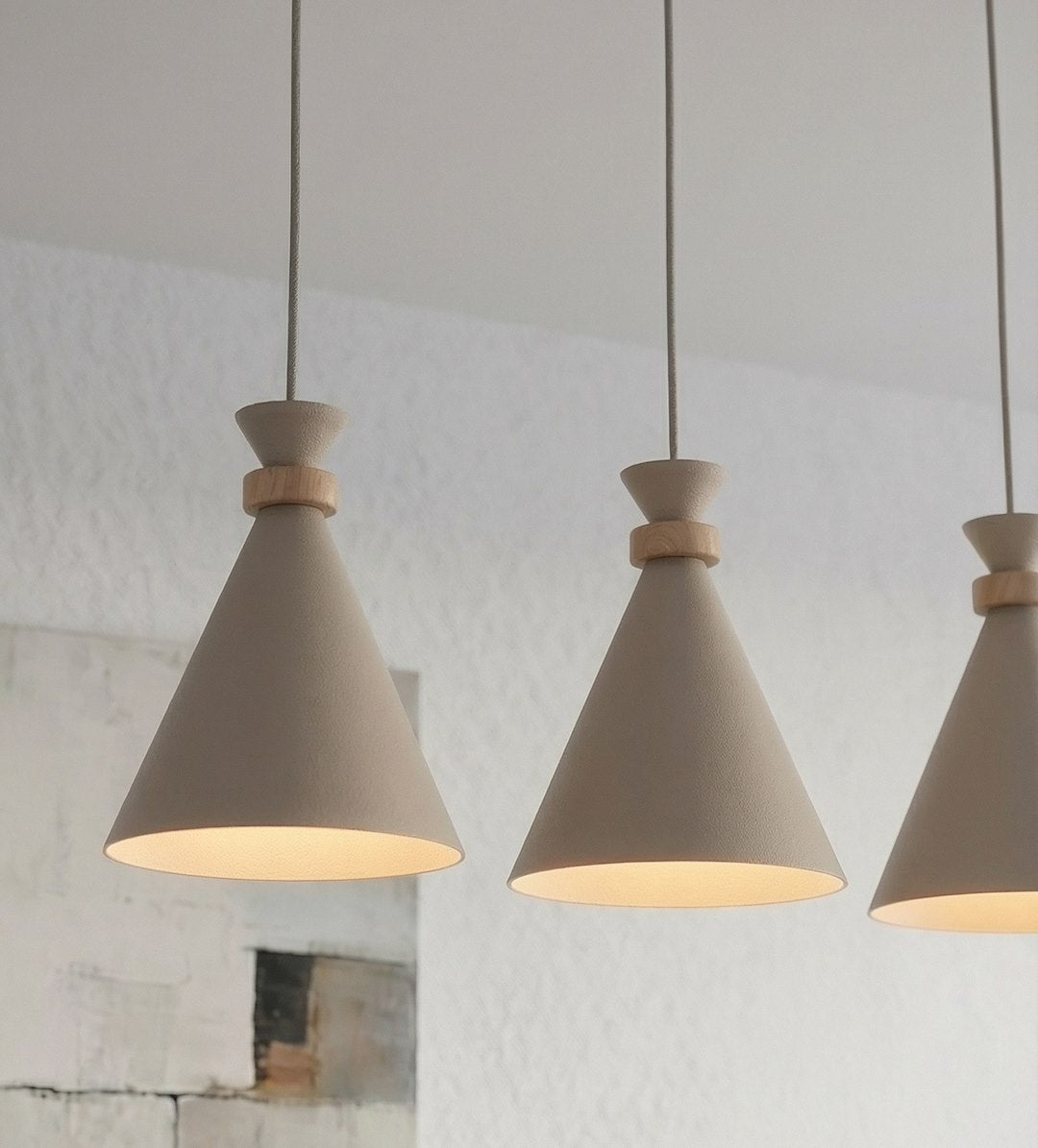 Hanglamp gepoedercoat staal en hout Scandinavisch beige, 3 fittingen E27 – 78 x 23 cm, boven eettafel of kookeiland