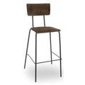 Hoge barkruk met bruine vintage houten zitting en rug op een zwart stalen frame met voetensteun