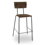 Hoge barkruk met bruine vintage houten zitting en rug op een zwart stalen frame met voetensteun
