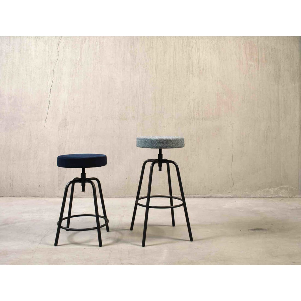 Barkruk laag rond fluweel Earth Velvet army groen, zwart stalen frame, verstelbaar 60–68 cm, voor keukenbar