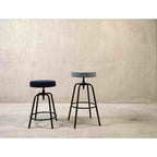 Barkruk laag rond fluweel Earth Velvet bosgroen met zwart stalen frame, zithoogte 60-68 cm verstelbaar