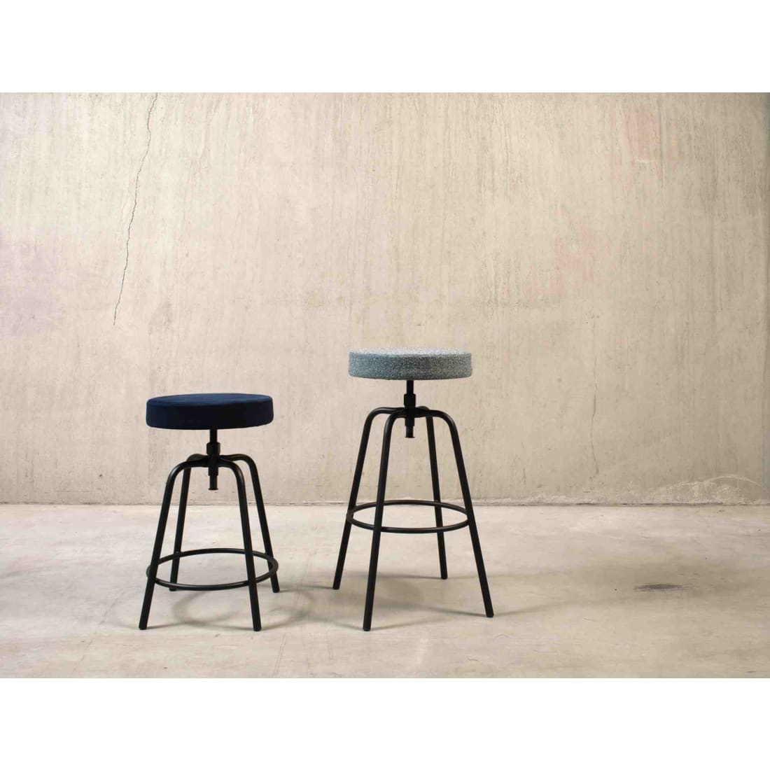 Barkruk laag rond fluweel Earth Velvet bosgroen met zwart stalen frame, zithoogte 60-68 cm verstelbaar