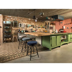 Barkruk laag rond fluweel Earth Velvet bosgroen met zwart stalen frame, zithoogte 60-68 cm verstelbaar