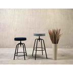 Barkruk laag rond bouclé mosterdgeel, zwart stalen frame, verstelbaar 60–68 cm, voor keukenbar
