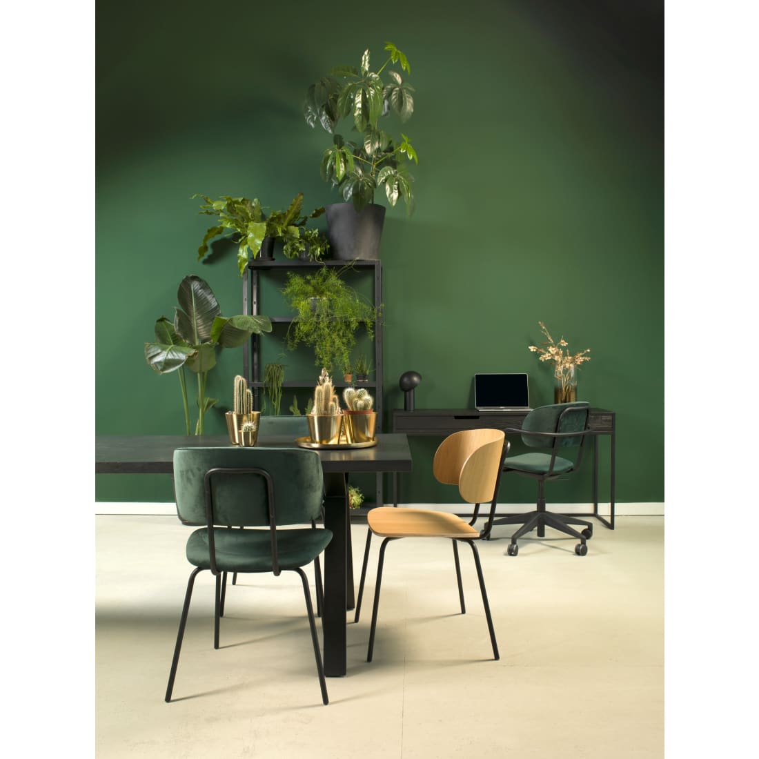 Eetkamerstoel Bo fluweel legergroen met zwarte metalen poten, H 81 x B 52 x D 60 cm