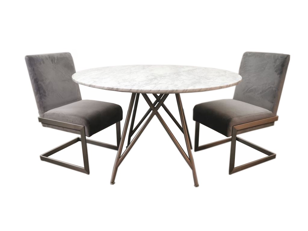 Ronde eettafel met wit marmeren blad en metalen buizenvoet, met twee grijze fluwelen stoelen