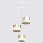 Hanglamp met drie cilindrische kappen in wit en goud aan een rond wit plafondplaatje