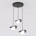 Zwarte hanglamp met drie pendels op verschillende hoogtes, bloembladachtige kapjes en witte bolletjes aan rond plafondrozet