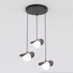 Zwarte hanglamp met drie pendels op verschillende hoogtes, bloembladachtige kapjes en witte bolletjes aan rond plafondrozet