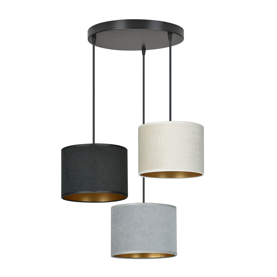 Hanglamp met ronde zwarte plafondplaat en drie stoffen kappen in zwart, wit en grijs met gouden binnenzijde