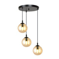Zwarte hanglamp met drie amberkleurige glazen bollen op verschillende hoogtes aan een ronde plafondplaat