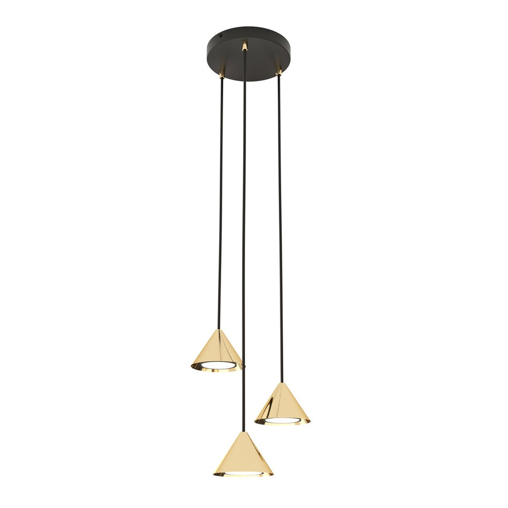 Hanglamp met drie gouden kegelvormige kappen aan zwarte snoeren en een ronde zwarte canopy