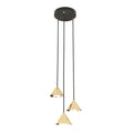 Hanglamp met drie gouden kegelvormige kappen aan zwarte snoeren en een ronde zwarte canopy