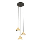 Hanglamp met drie gouden kegelvormige kappen aan zwarte snoeren en een ronde zwarte canopy