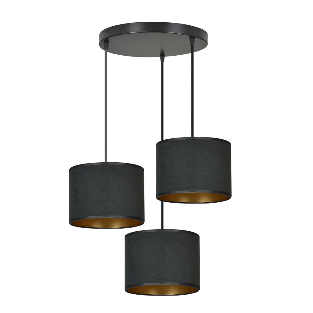 Zwarte hanglamp met drie stoffen kappen met gouden binnenzijde aan een ronde zwarte plafondplaat