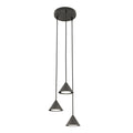 Zwarte hanglamp met ronde plafondplaat en drie kegelvormige kappen op verschillende hoogtes