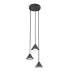 Zwarte hanglamp met ronde plafondplaat en drie kegelvormige kappen op verschillende hoogtes