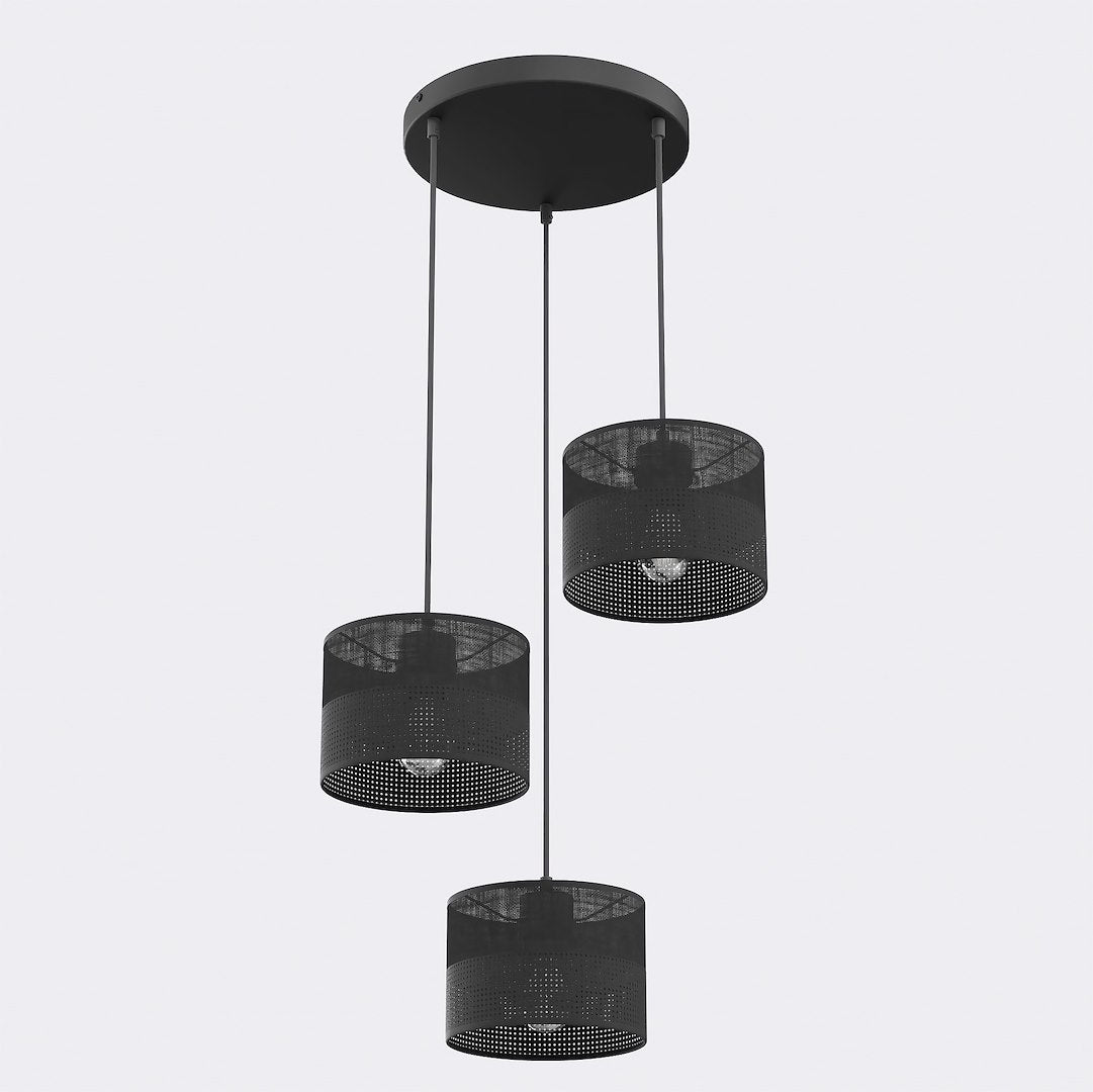 Zwarte hanglamp met drie stoffen kappen aan een ronde zwarte plafondplaat