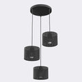 Zwarte hanglamp met drie cilindrische kappen aan een ronde plafondplaat, op verschillende hoogtes opgehangen