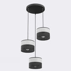 Hanglamp met drie cilindrische kappen in zwart en grijs aan een ronde zwarte plafondplaat