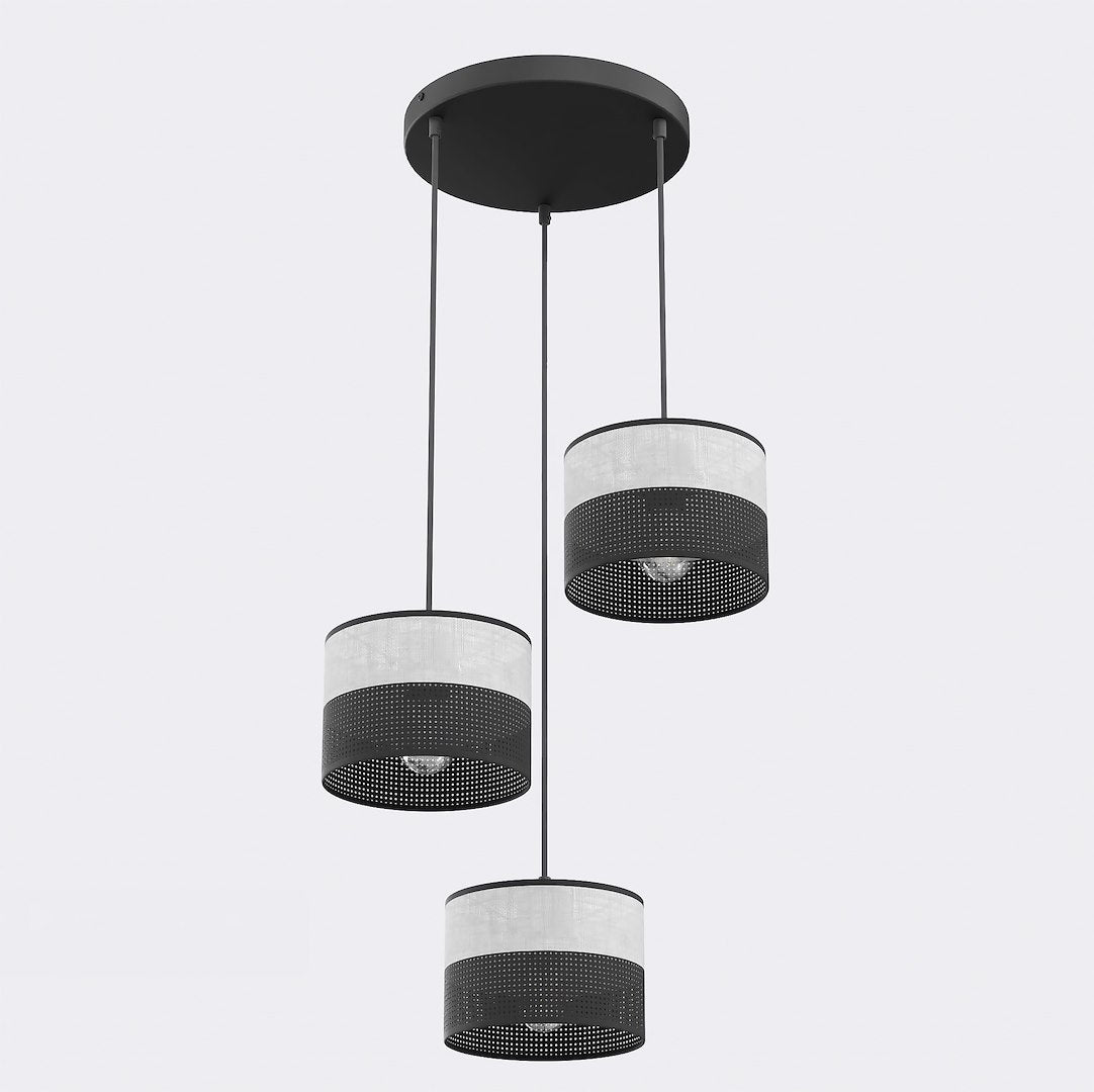 Hanglamp met drie cilindrische kappen in zwart en grijs aan een ronde zwarte plafondplaat