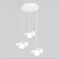 Witte hanglamp met drie bloembladachtige kappen en lichtbollen aan een ronde plafondplaat op verschillende hoogtes