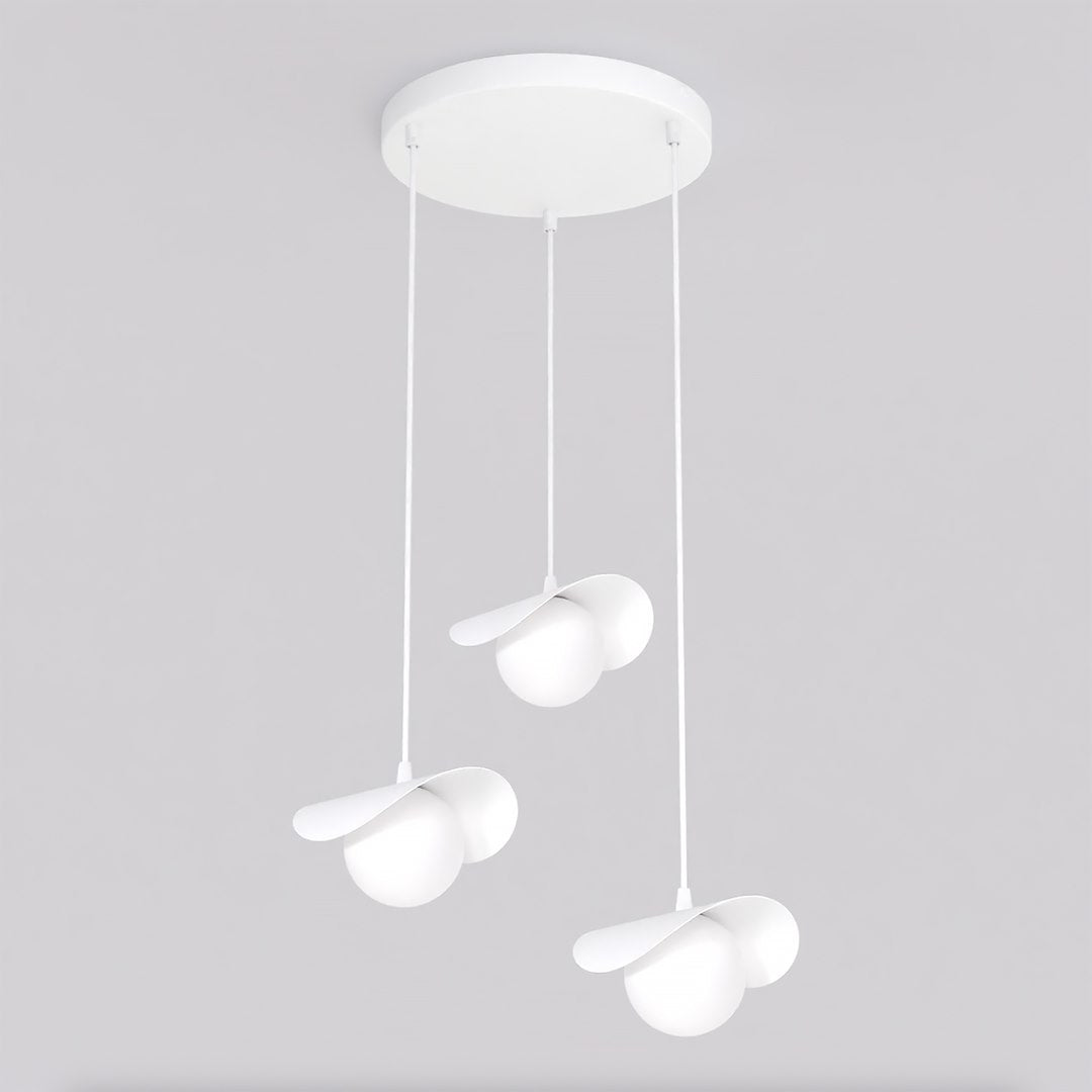 Witte hanglamp met drie bloembladachtige kappen en lichtbollen aan een ronde plafondplaat op verschillende hoogtes