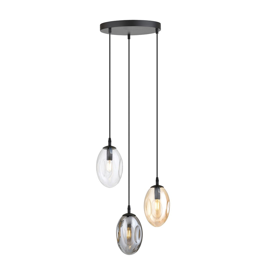 Zwarte hanglamp met drie ovale glazen kappen in transparant, grafiet en amber aan een rond plafondplateau