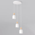 Witte hanglamp met drie capsulevormige kappen en houten accenten aan een ronde plafondplaat op verschillende hoogtes