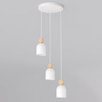 Witte hanglamp met drie capsulevormige kappen en houten accenten aan een ronde plafondplaat op verschillende hoogtes