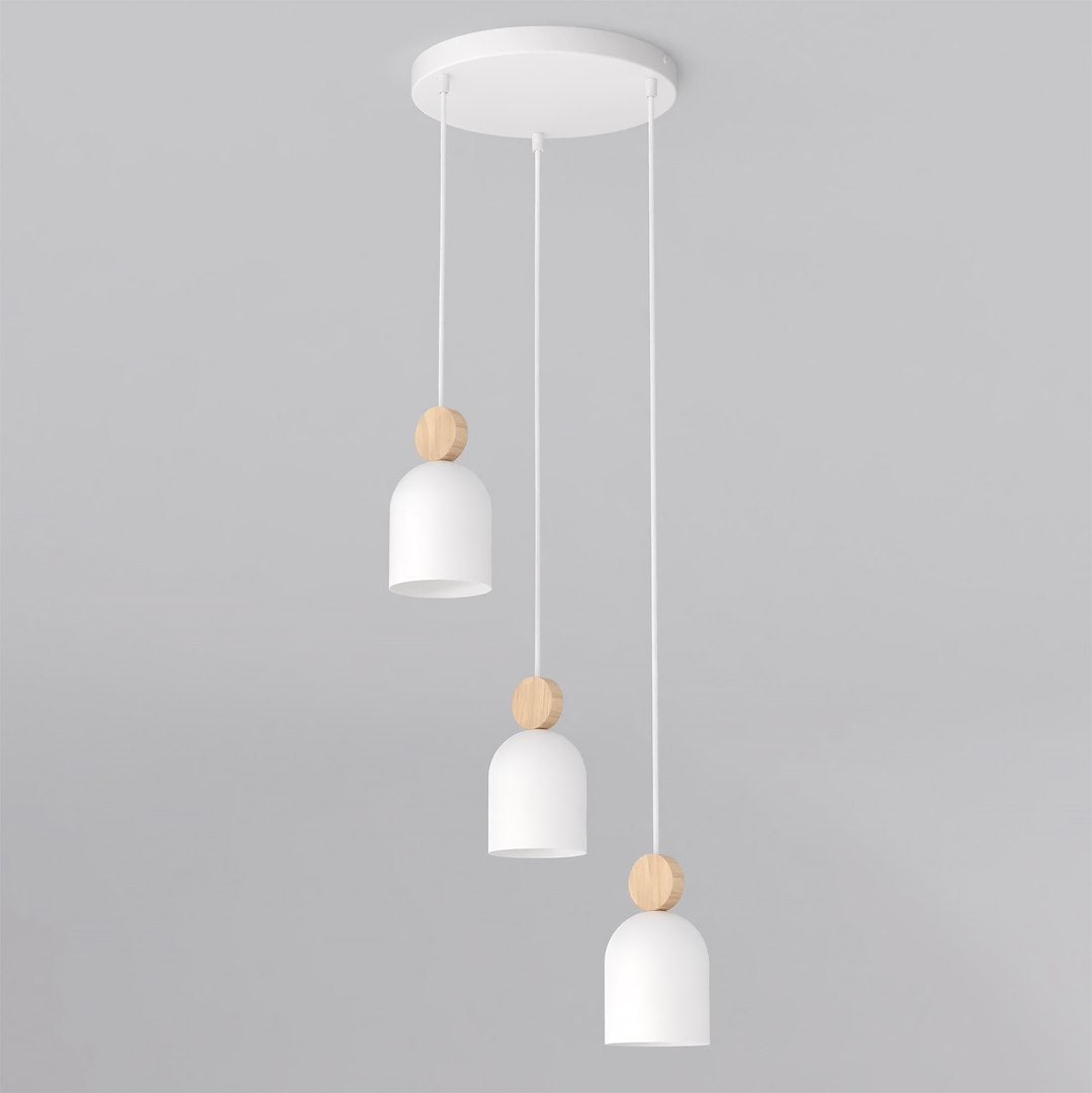 Witte hanglamp met drie capsulevormige kappen en houten accenten aan een ronde plafondplaat op verschillende hoogtes