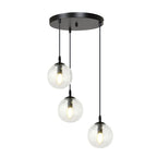 Zwarte hanglamp met drie transparante glazen bolkappen op verschillende hoogtes aan een ronde plafondplaat