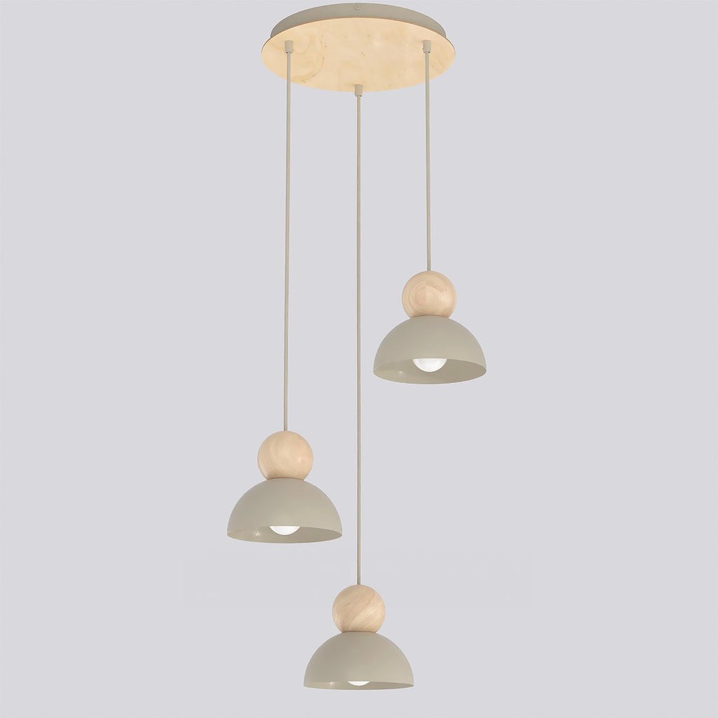 Hanglamp met drie beige halfronde kappen, houten bollen en een ronde houten plafondplaat tegen een lichtgrijze achtergrond