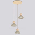 Hanglamp met drie beige halfronde kappen, houten bollen en een ronde houten plafondplaat tegen een lichtgrijze achtergrond