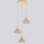 Hanglamp met drie beige halfronde kappen, houten bollen en een ronde houten plafondplaat tegen een lichtgrijze achtergrond