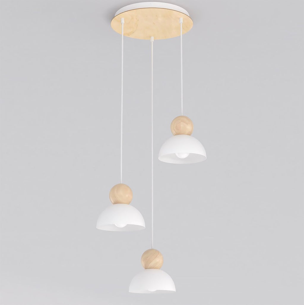 Hanglamp met drie witte kappen, houten bollen en een ronde houten plafondplaat tegen een lichtgrijze achtergrond