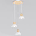 Hanglamp met drie witte kappen, houten bollen en een ronde houten plafondplaat tegen een lichtgrijze achtergrond