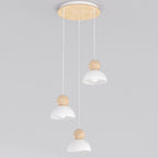 Hanglamp met drie witte kappen, houten bollen en een ronde houten plafondplaat tegen een lichtgrijze achtergrond