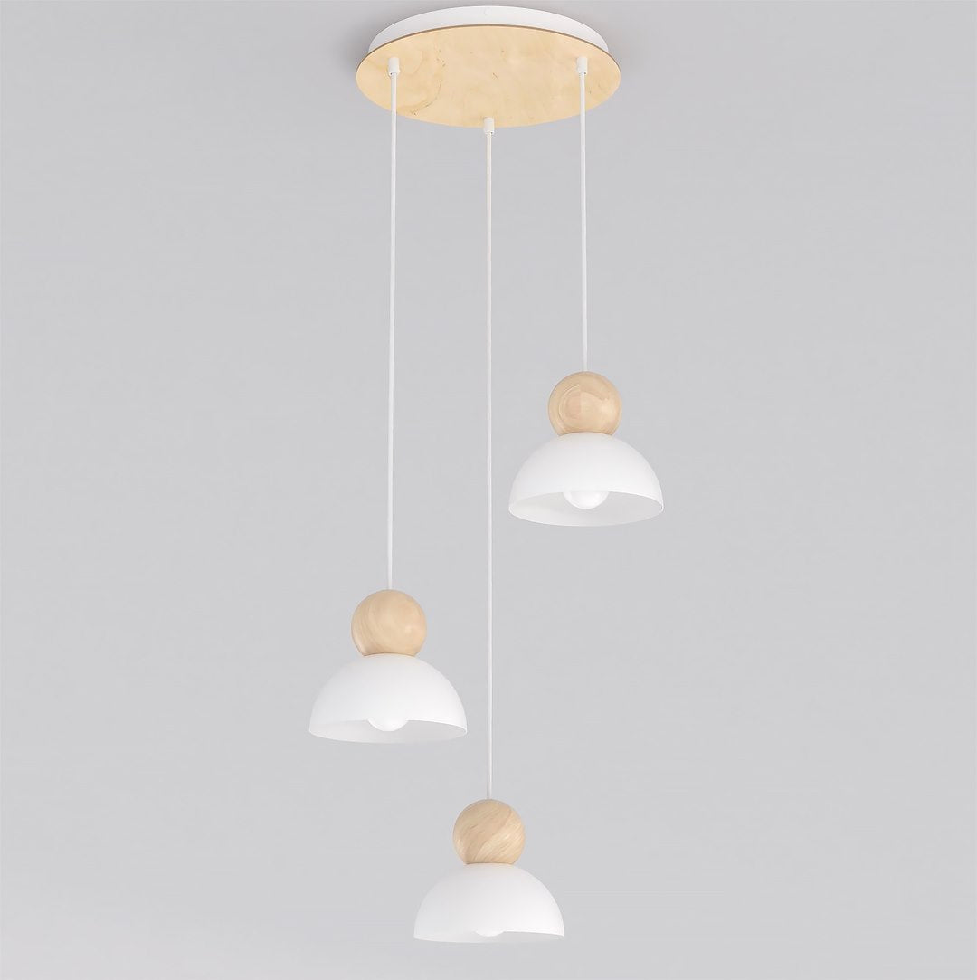 Hanglamp met drie witte kappen, houten bollen en een ronde houten plafondplaat tegen een lichtgrijze achtergrond