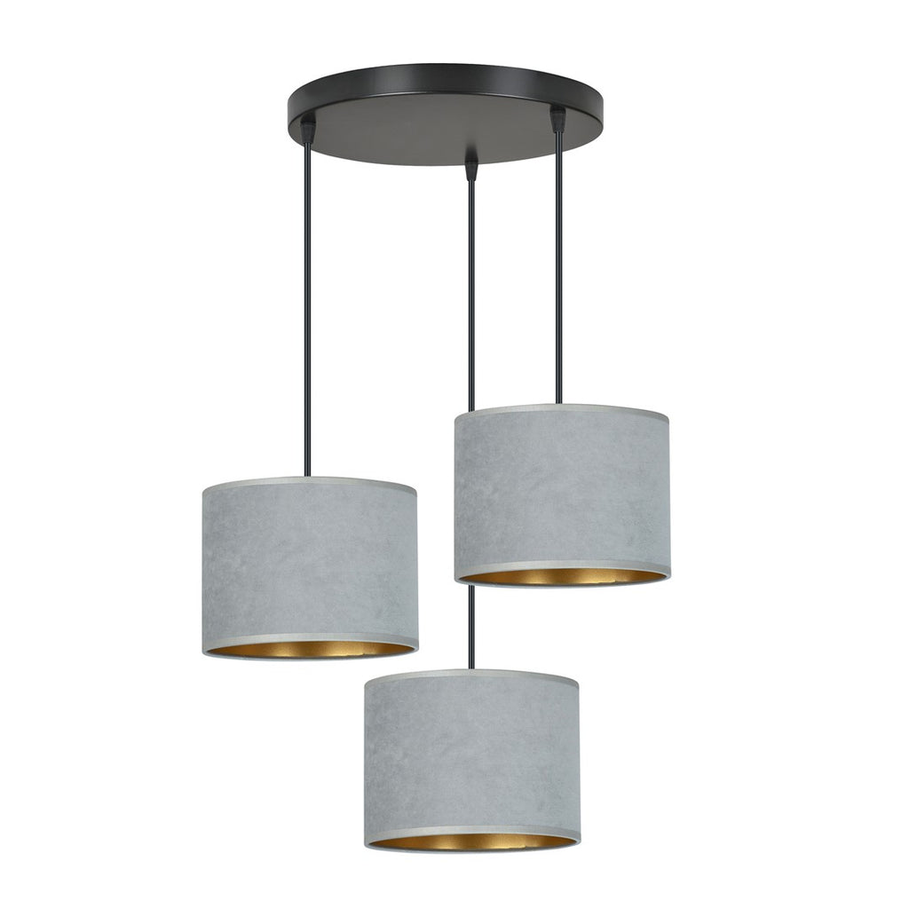Hanglamp met drie grijze stoffen kappen met gouden binnenzijde aan een ronde zwarte canopy