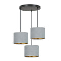Hanglamp met drie grijze stoffen kappen met gouden binnenzijde aan een ronde zwarte canopy