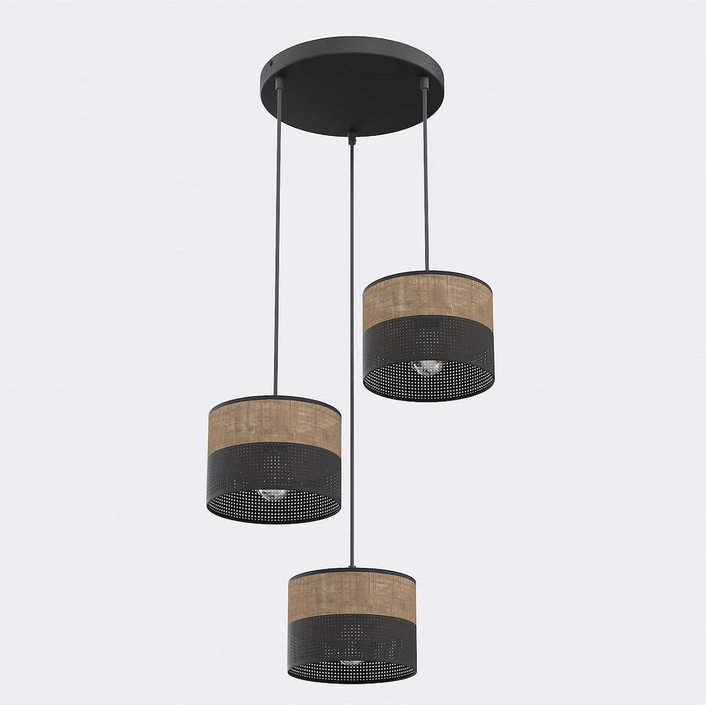 Hanglamp met drie cilindrische kappen in bruine stof en zwart metaal aan een ronde zwarte plafondplaat