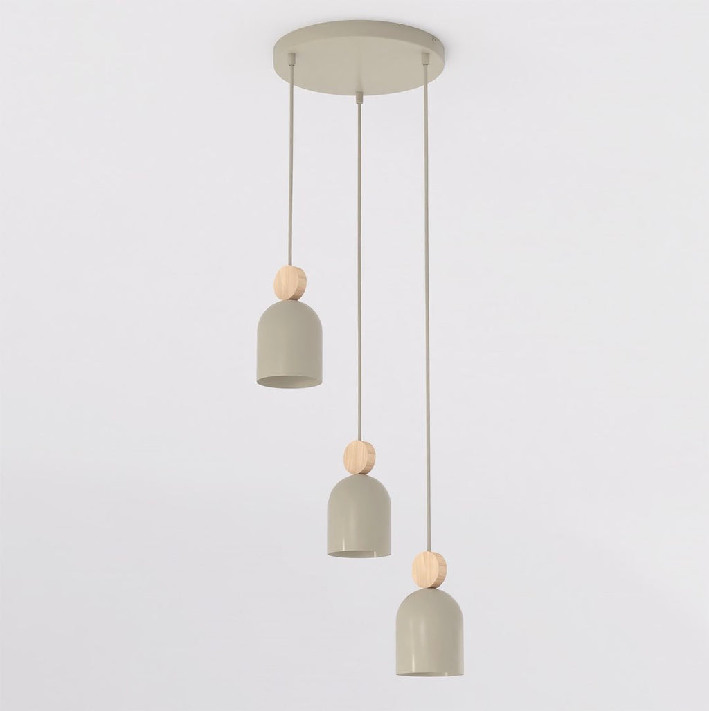 Hanglamp met drie beige capsulevormige kappen en houten accenten aan een ronde beige plafondplaat
